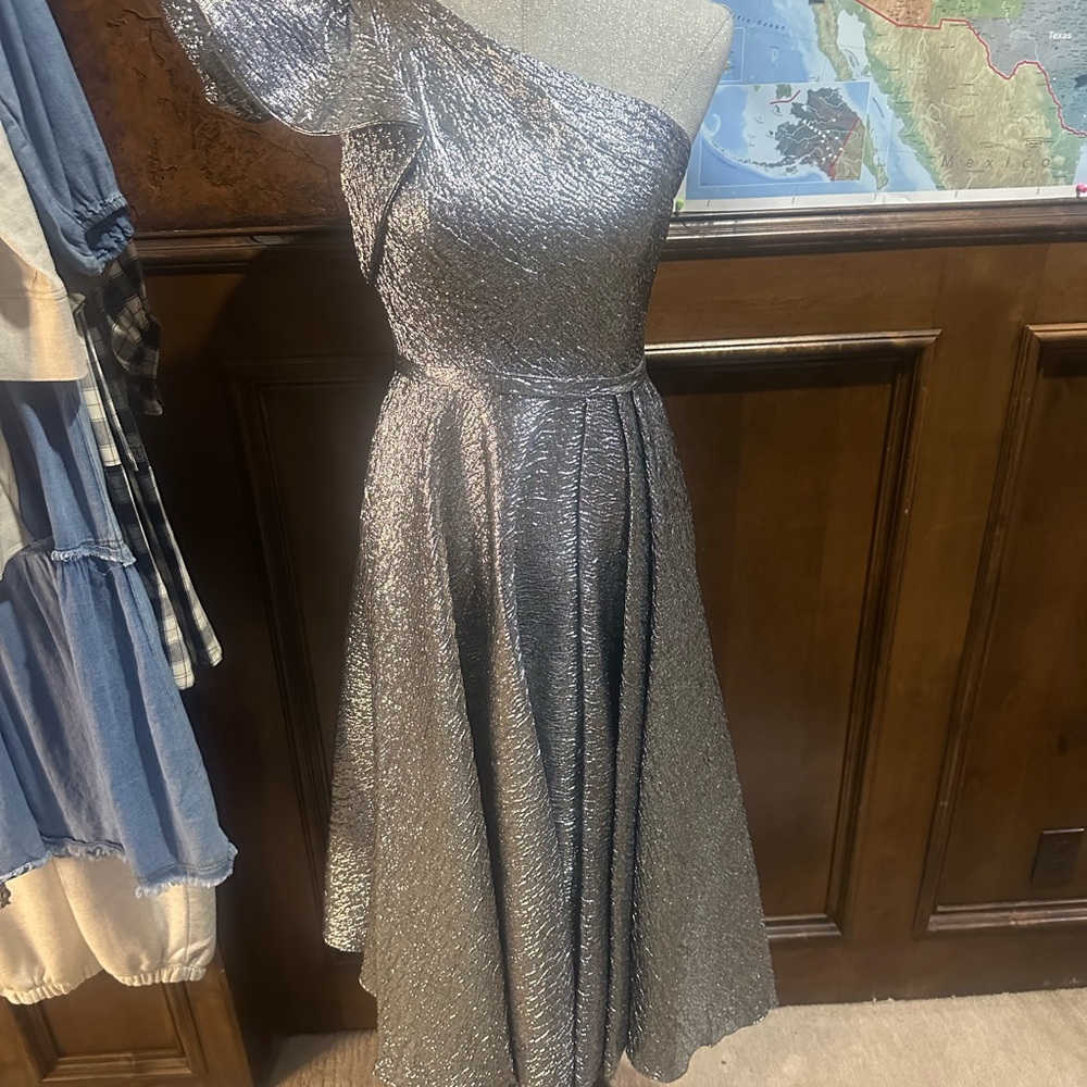 NWT SIZE 4 Mac Duggal Glittering One Shoulder Silver Dress - Picture 3 of 8